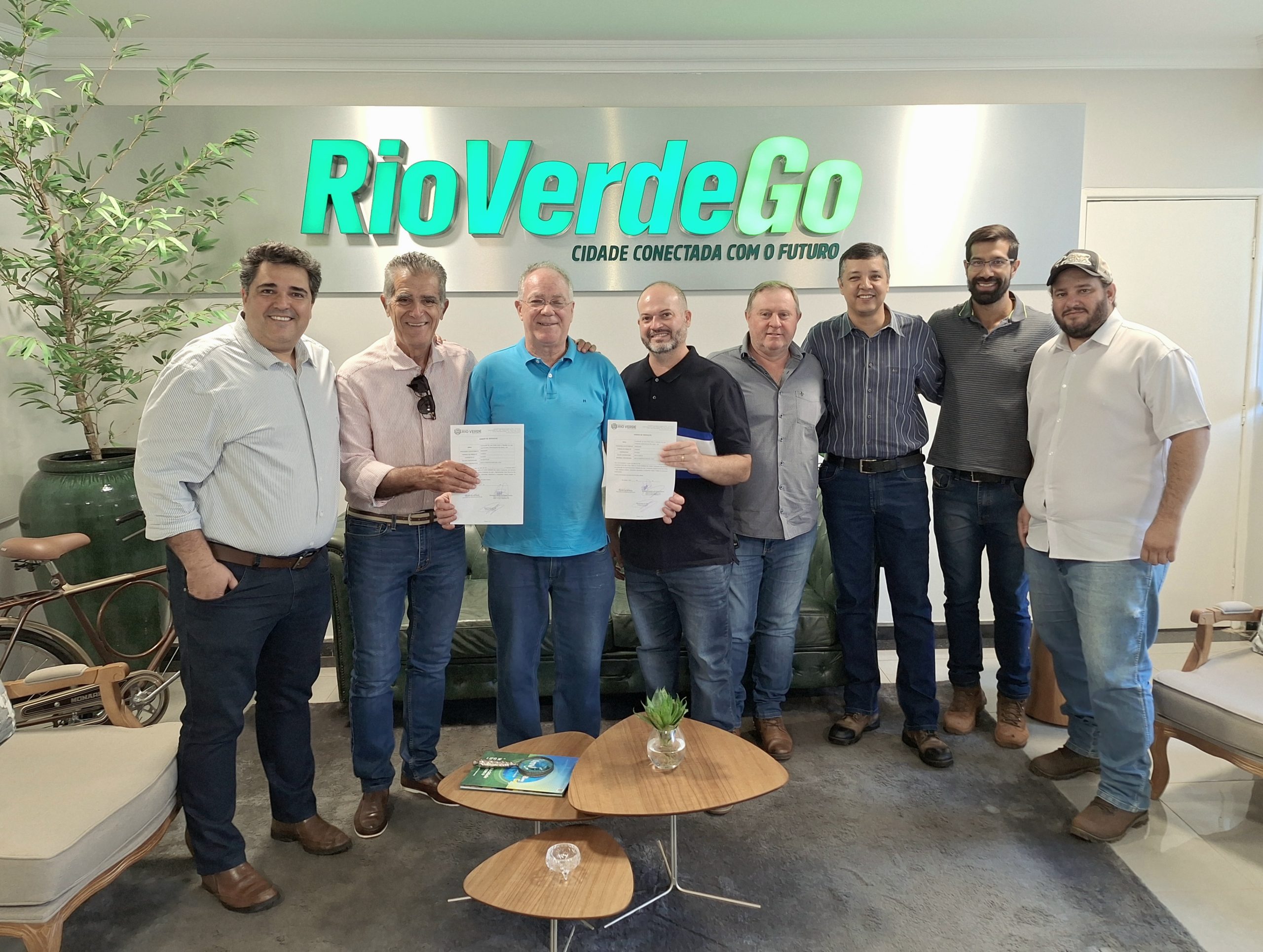 Prefeito Paulo do Vale assina ordens de serviço para construção de duas novas pontes em Rio Verde