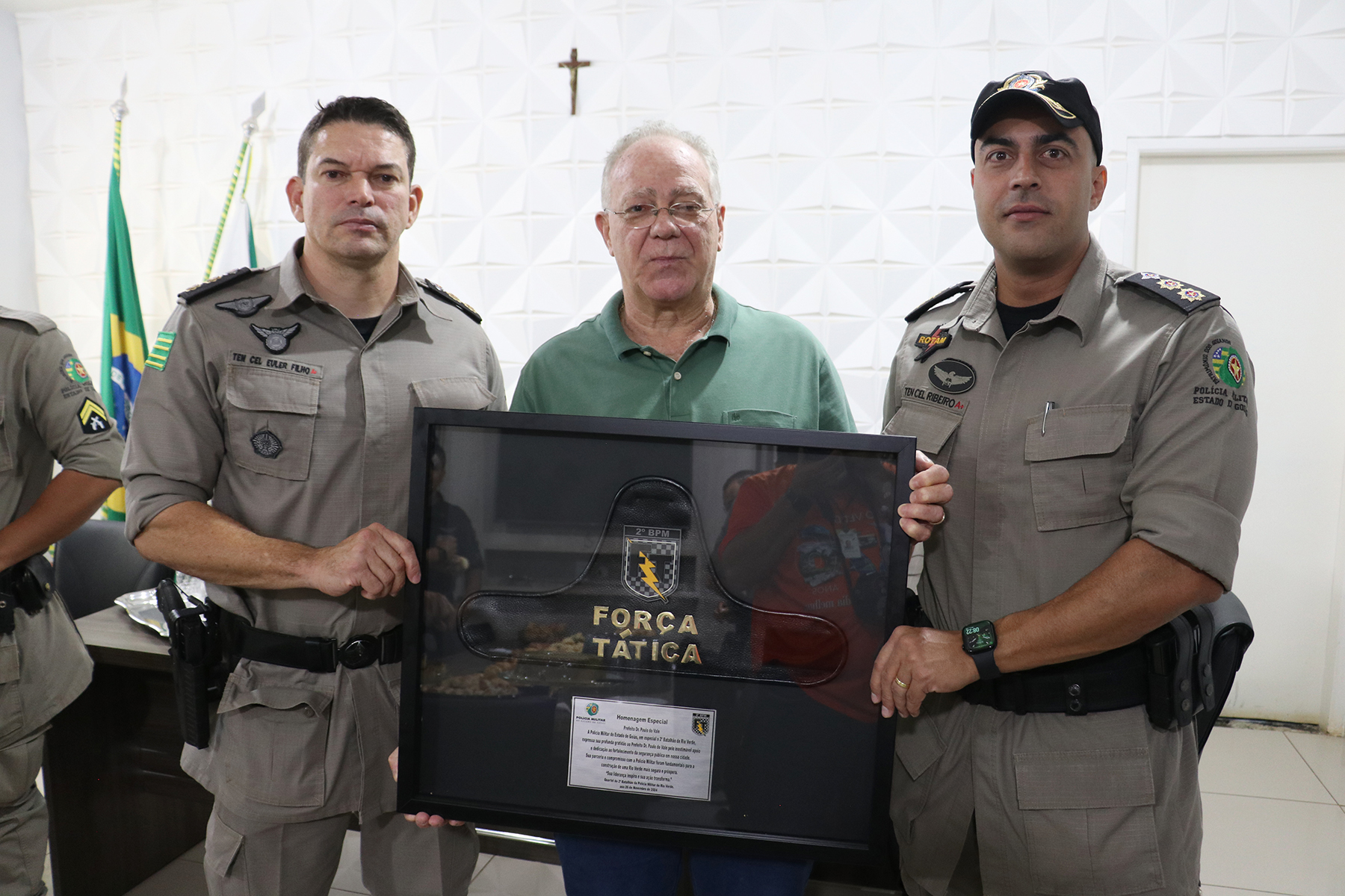 Prefeito Paulo do Vale recebe homenagem da Polícia Militar de Rio Verde