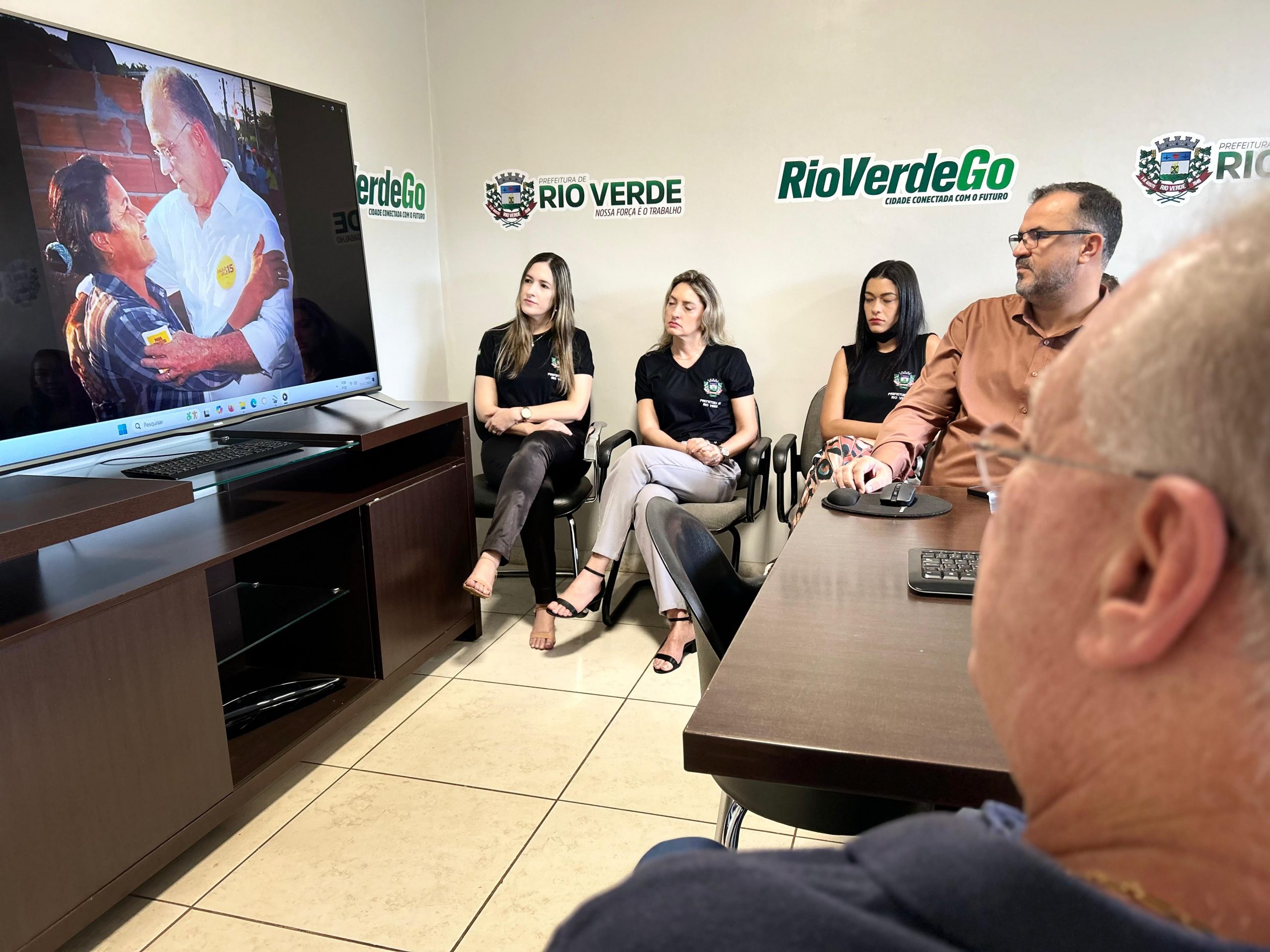 Setor de Contratos da Prefeitura Concede Prêmio ‘Atitude 3E’ ao Prefeito Paulo do Vale por Sua Gestão Eficiente e Exemplar