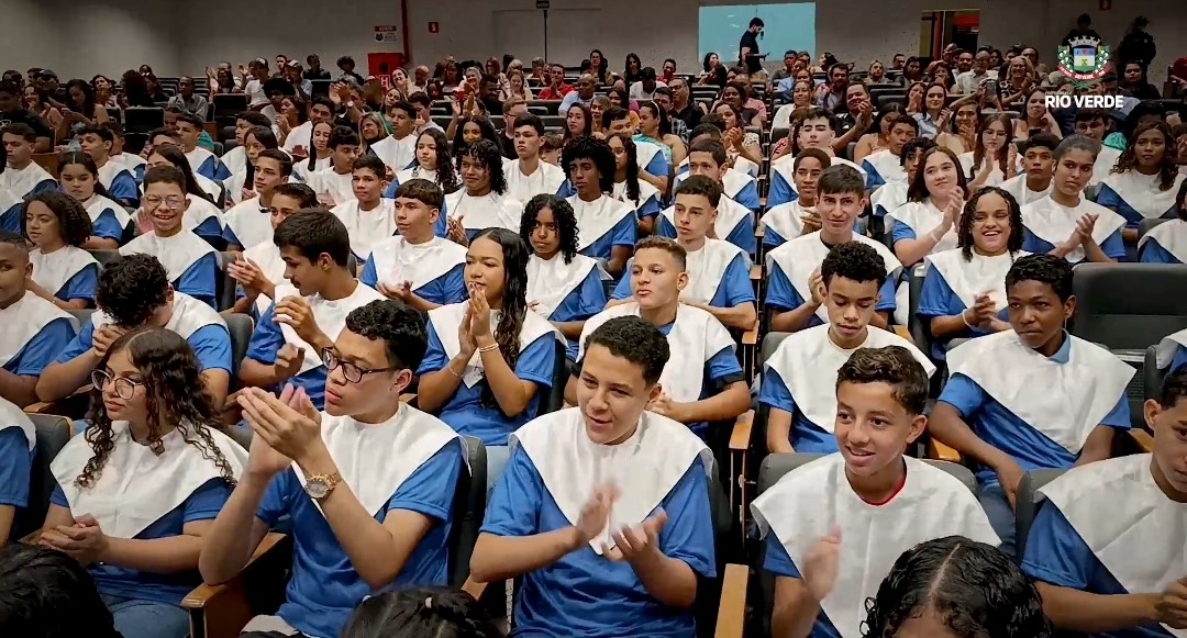Secretaria de Assistência Social realiza formatura de 111 adolescentes no Programa Jovem Trabalhador