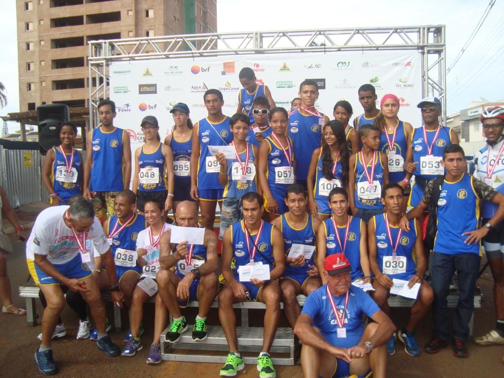 Atletas da Escolinha AMO Atletismo participam do Torneio Escolar